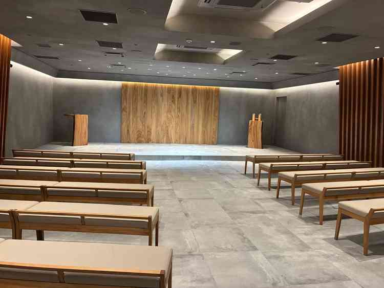 7階の式場の写真。和の空間ですが、装飾次第で洋装にも和装にも合うそうです。