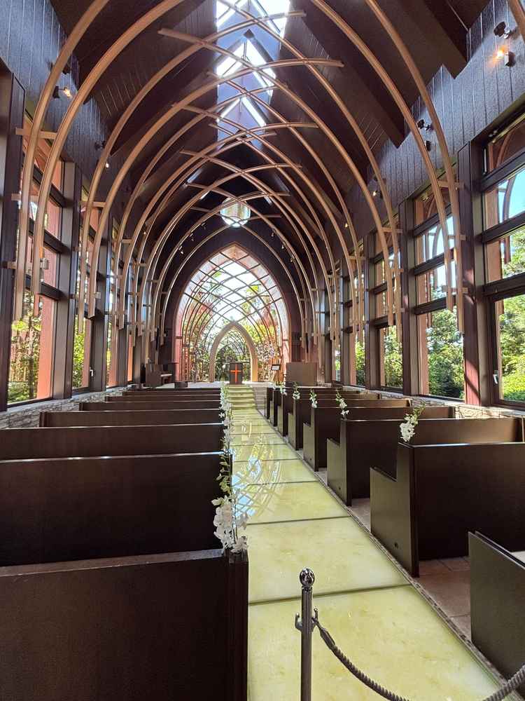 ガラスチャペルの内装です。自然が感じられてとても素敵でした。