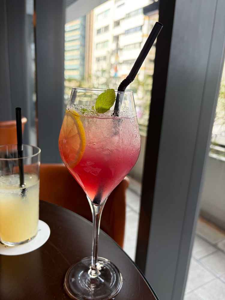 バーテンダーさんがおり、可愛くおしゃれなカクテルを作ってくれる