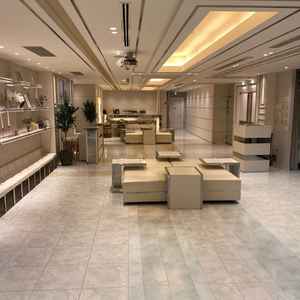 広々としたロビー。100名ほどの挙式だとしてもしっかり待てるような印象を持ちました。