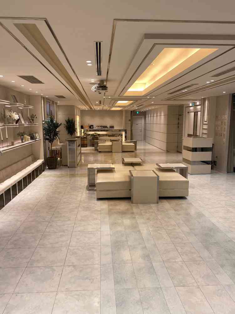 広々としたロビー。100名ほどの挙式だとしてもしっかり待てるような印象を持ちました。