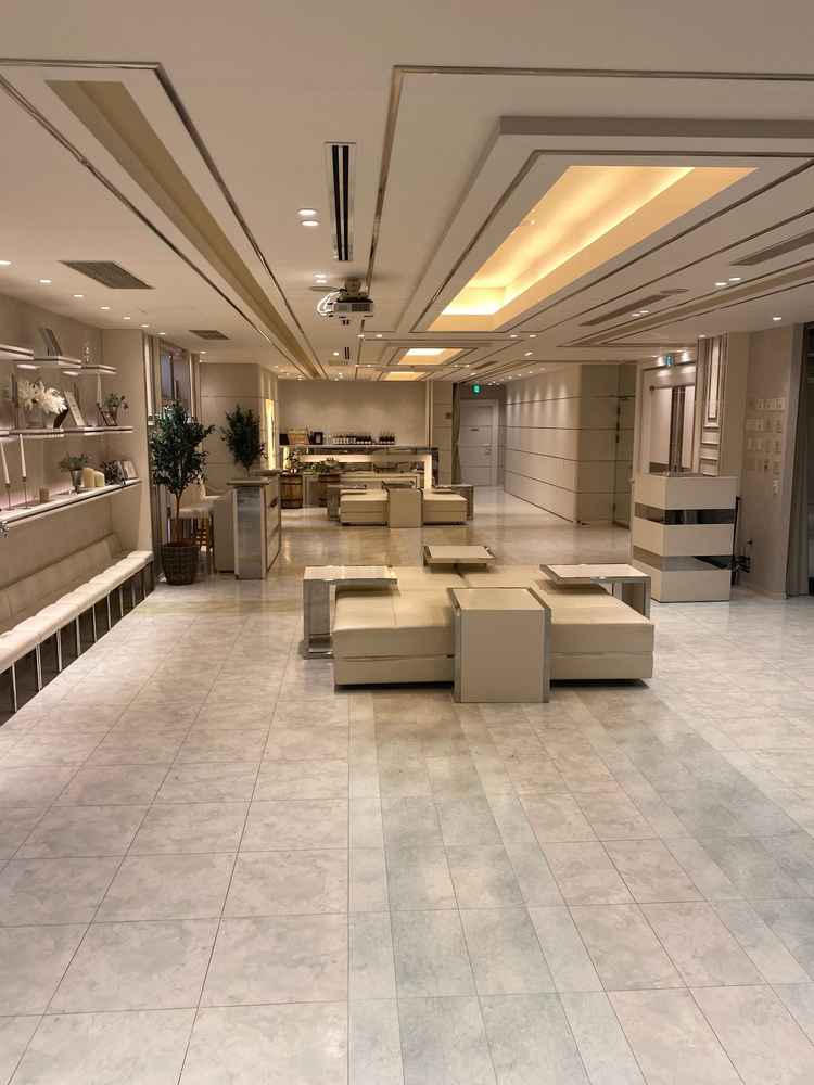 広々としたロビー。100名ほどの挙式だとしてもしっかり待てるような印象を持ちました。