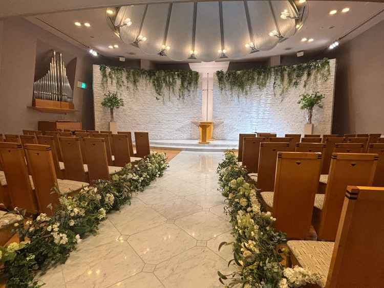 チャペルは写真で見るより空間が広く、どの場所からでも花嫁が見れる空間でした。
