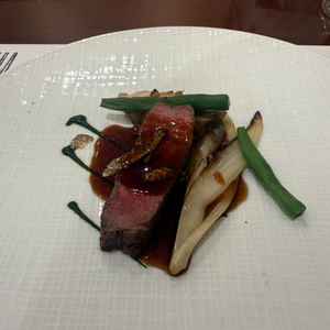 料理。どれも普通だが、肉は美味しかった。