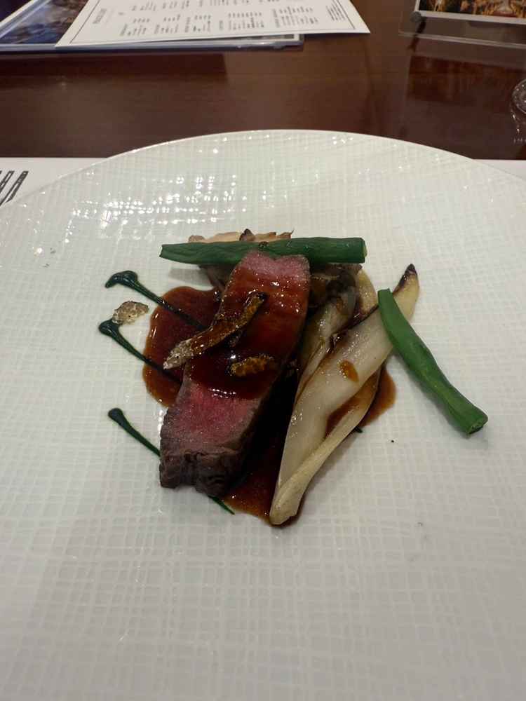 料理。どれも普通だが、肉は美味しかった。