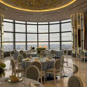 披露宴会場。広いので60名は余裕で入る。天井も高く東京の景色が一望できるので遠方ゲストにも喜ばれそう