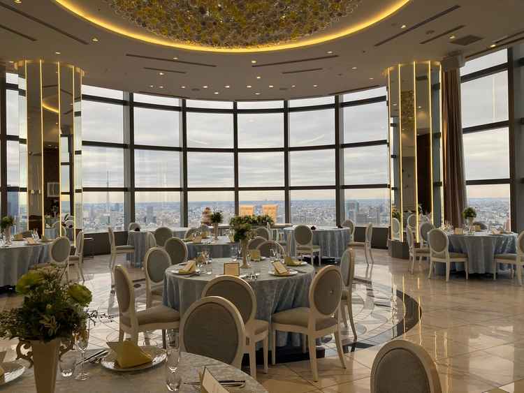 披露宴会場。広いので60名は余裕で入る。天井も高く東京の景色が一望できるので遠方ゲストにも喜ばれそう