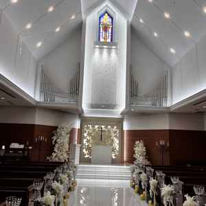 屋上にあるチャペル。ライトを3段階で変えることが可能。雨が降っている場合は屋根のあるスロープから行く