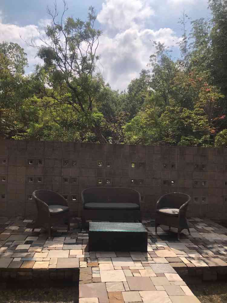 披露宴会場の外にあるテラスです。木が沢山あり、自然に溢れている雰囲気が和やかな気持ちになりました。