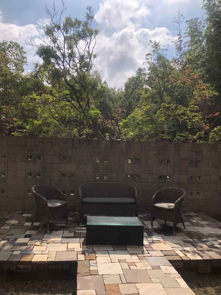 披露宴会場の外にあるテラスです。木が沢山あり、自然に溢れている雰囲気が和やかな気持ちになりました。