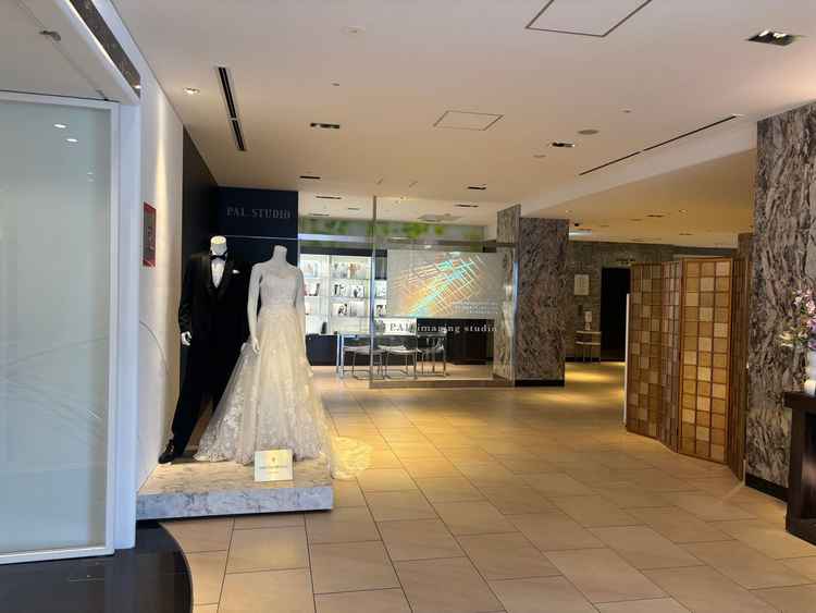 ホテルについている、ドレスやタキシードを取り扱っているお店や、お花屋さんもあり安心感があった。