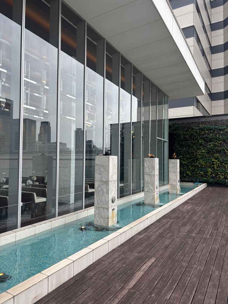 挙式会場横のテラスの写真。2次会利用時なども自由に出入りできるとのことでした。