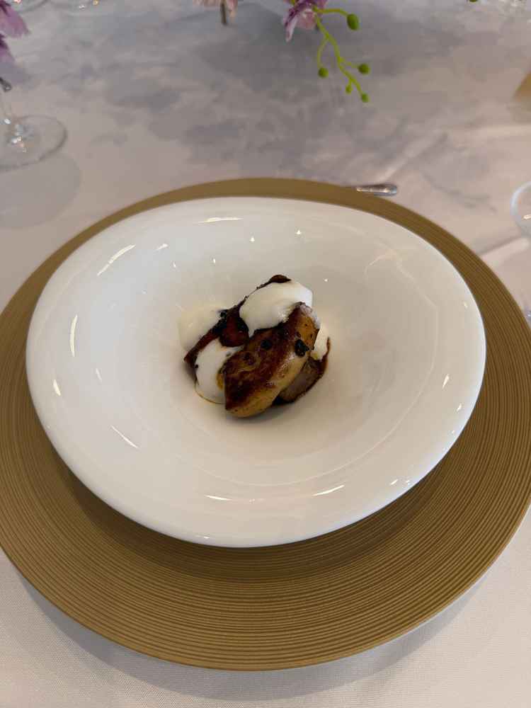 こちらのお料理はオープンキッチンで出来たてを提供して下さり、フランベの演出もとても良かったです。