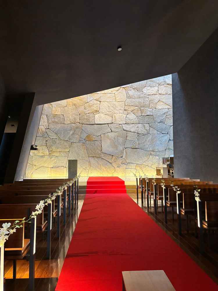 圧巻の挙式会場でした。白いウェディングドレスが映えそうでした。