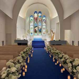 ステンドグラスの歴史やバージンロードの説明も詳しくして下さりより感動しました。