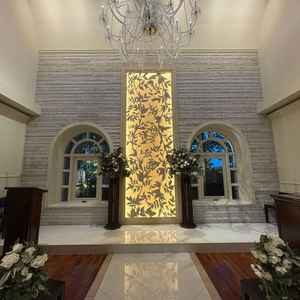 挙式会場は、華美すぎず落ち着いた上品な印象でとても良かったです。40名に丁度そうなコンパクト感も◎。