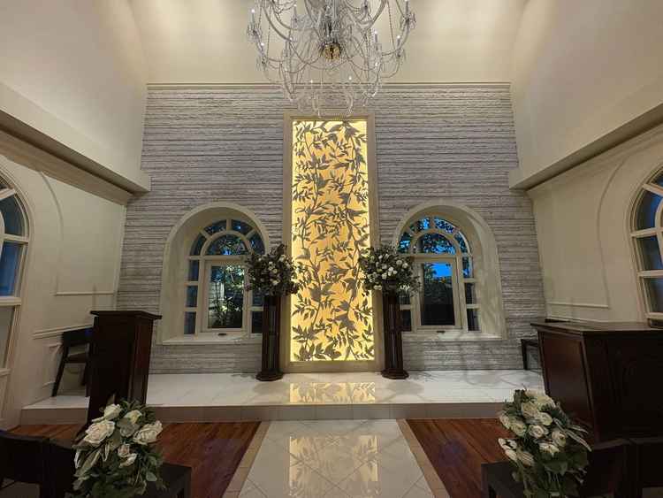 挙式会場は、華美すぎず落ち着いた上品な印象でとても良かったです。40名に丁度そうなコンパクト感も◎。