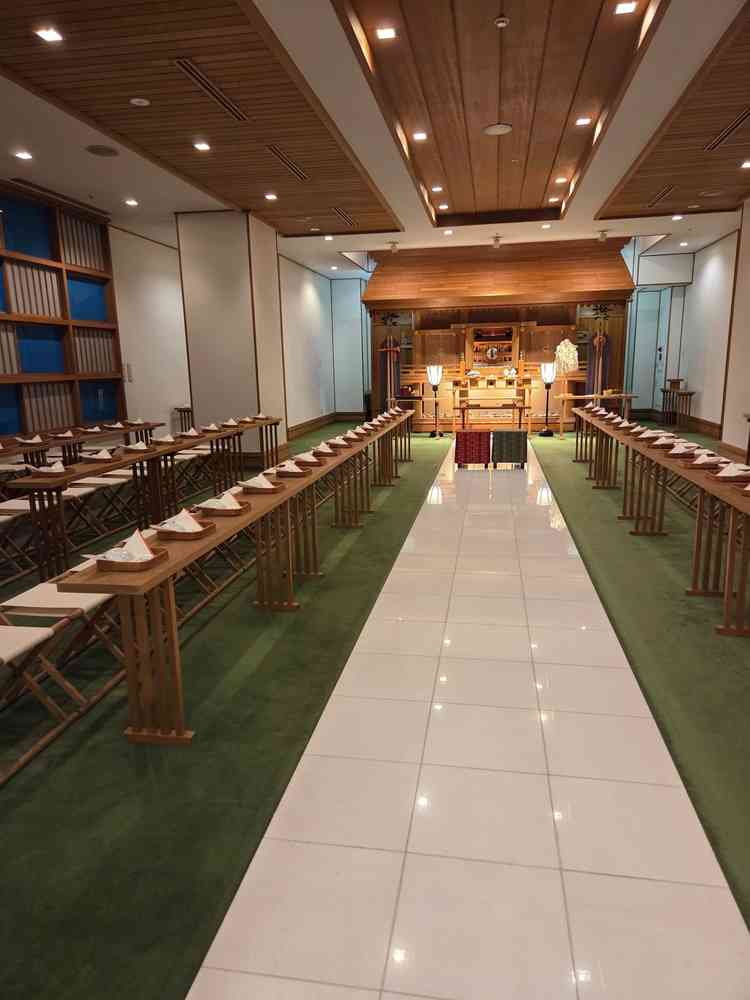 会場内に神殿があり本格的な和装の挙式ができます。厳かな雰囲気の中で三三九度や玉串奉天を行います。