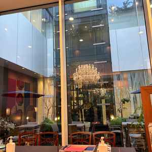 吹き抜けになっていて、出入り自由。喫煙スペースはここ。こちらの装飾も自由にできるとの事。