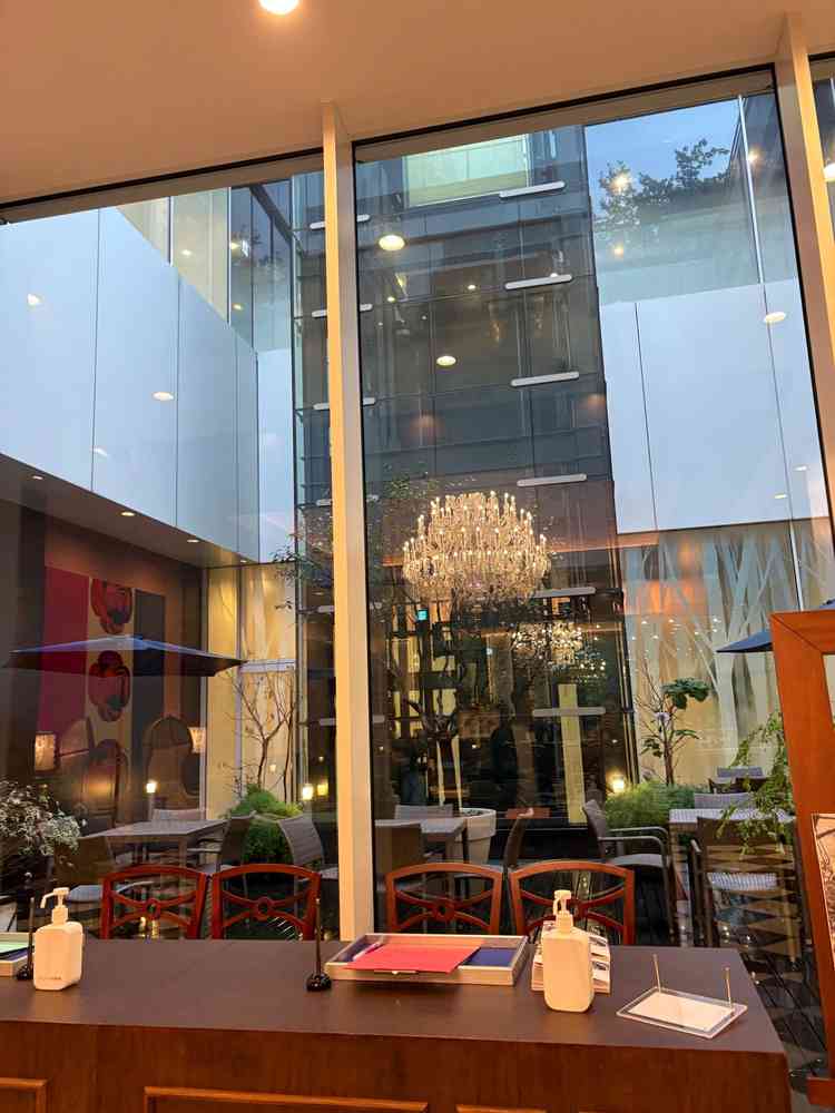 吹き抜けになっていて、出入り自由。喫煙スペースはここ。こちらの装飾も自由にできるとの事。