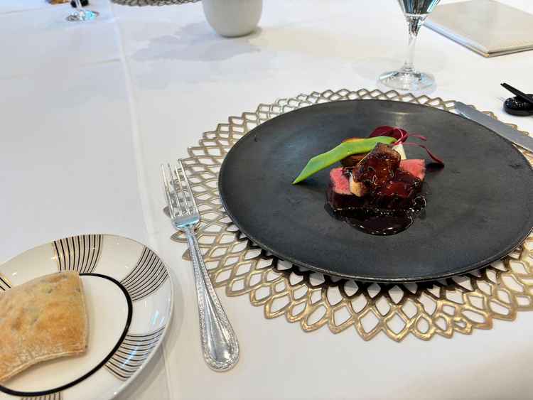 試食で出たフォアグラと牛肉、オリーブパン。食欲をそそる盛り付けでした。