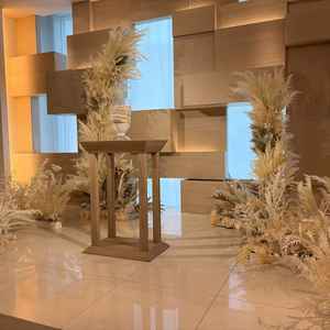 挙式の会場が白ベースでとても美しいです。