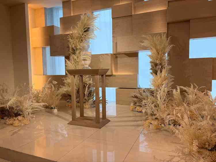 挙式の会場が白ベースでとても美しいです。