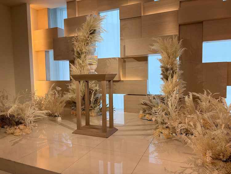 挙式の会場が白ベースでとても美しいです。