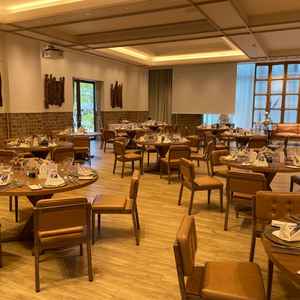 他披露宴会場とは雰囲気が異なる。暖かいイメージ、会場として広いので少人数には対策必要。