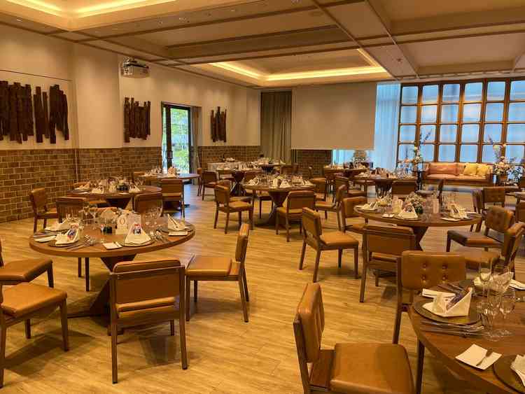 他披露宴会場とは雰囲気が異なる。暖かいイメージ、会場として広いので少人数には対策必要。