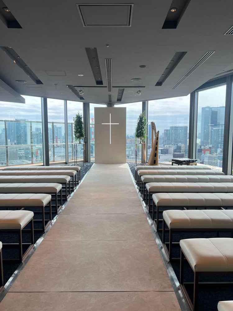 自然光がたっぷり入る、高層階のチャペルでした。東京の街が一望でき、とても素敵です。