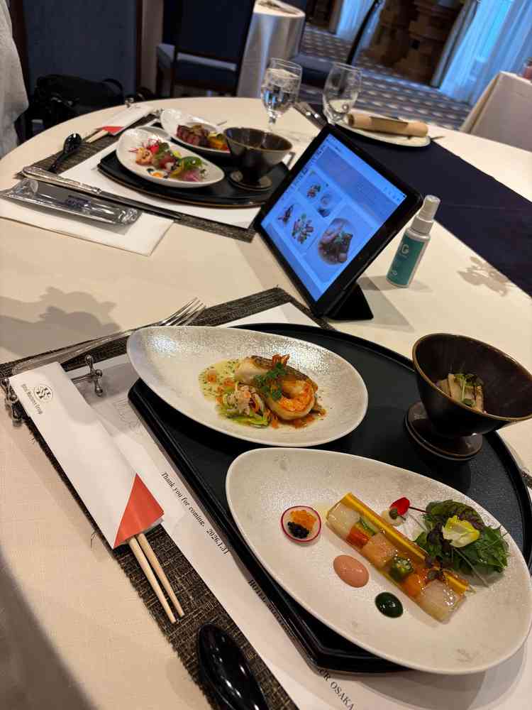 手前が13,500円、奥が17,000円のコース。牛肉が美味しかった。コース数は多くなさそう。