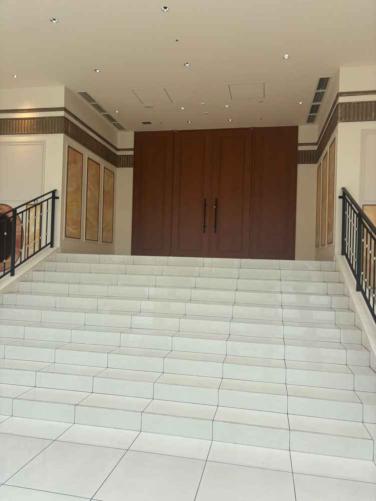 チャペルでの式を終えてフラワーシャワーを行うスペース。室内なのが良い。