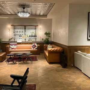 親族用のラウンジです。ゲスト用のラウンジと別れてはいますが同じフロアにあります。こちらもと広いです。