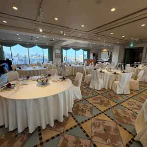 披露宴会場の一つです。ホテルの20階にあり、カーテンを開けた時の景色がとても良かったです。