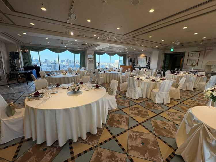 披露宴会場の一つです。ホテルの20階にあり、カーテンを開けた時の景色がとても良かったです。