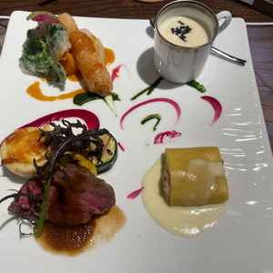 料理は全て美味しかったです。特に左上のエビのものが。