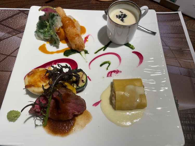 料理は全て美味しかったです。特に左上のエビのものが。