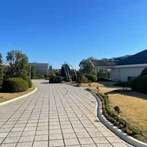 チャペル前の中庭。季節のお花が咲いたらとても綺麗だろうと想像できました。