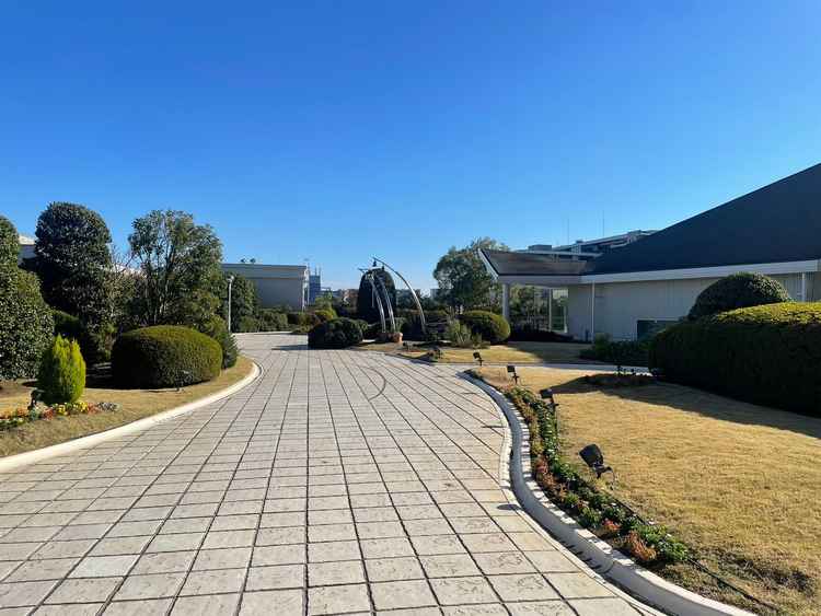 チャペル前の中庭。季節のお花が咲いたらとても綺麗だろうと想像できました。