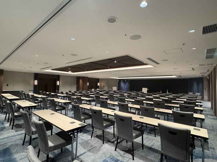 披露宴会場①会議仕様なのでイメージが難しい部分もありますが、とても広かった。