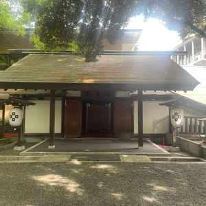 乃木神社から乃木会館に続く入り口。光が差していてすごく綺麗！