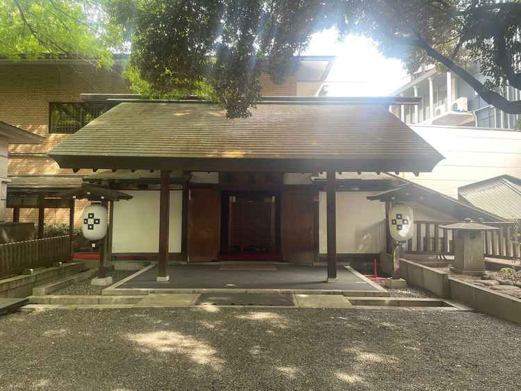 乃木神社から乃木会館に続く入り口。光が差していてすごく綺麗！
