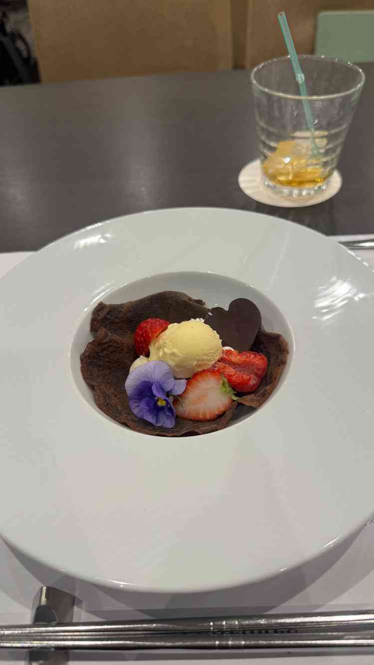 料理はどれも美味しく、特にデザートが印象に残りました。