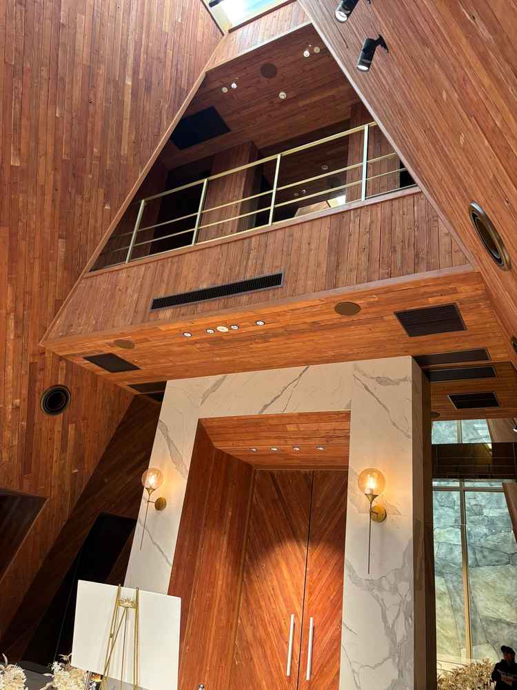 都内でチャペルに2階がある所が初めてで上からの生演奏が当日は聞けるとおっしゃっていました。