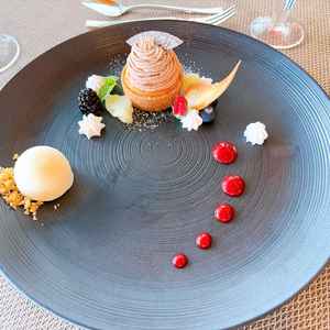 デザートのモンブラン。見た目もとても綺麗で、お味も大変上品でおいしかった。