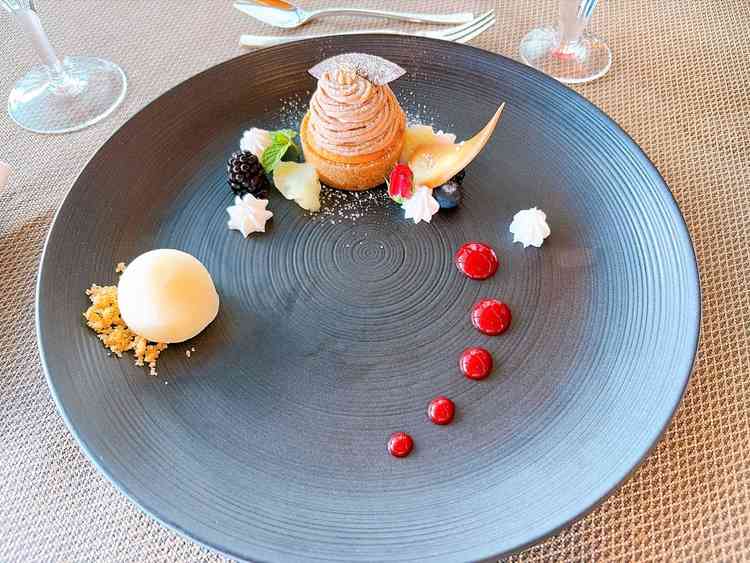 デザートのモンブラン。見た目もとても綺麗で、お味も大変上品でおいしかった。