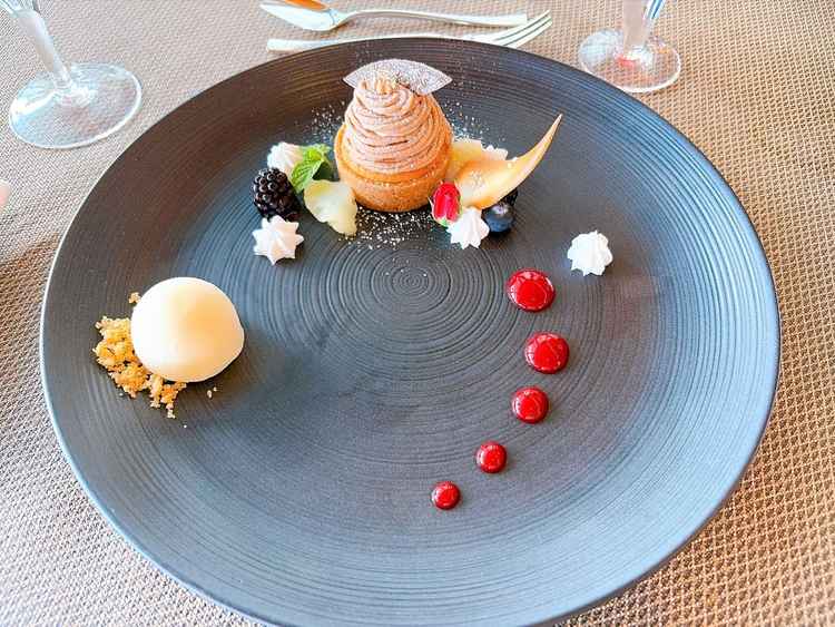 デザートのモンブラン。見た目もとても綺麗で、お味も大変上品でおいしかった。