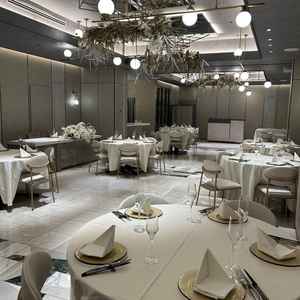 パーティ会場での写真。横長のフロアで全体を見回しやすいと感じました。