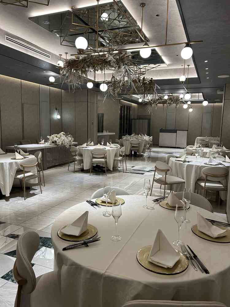 パーティ会場での写真。横長のフロアで全体を見回しやすいと感じました。